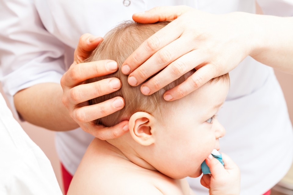 Baby plat hoofd: hoe komt het en hoe voorkom je het?