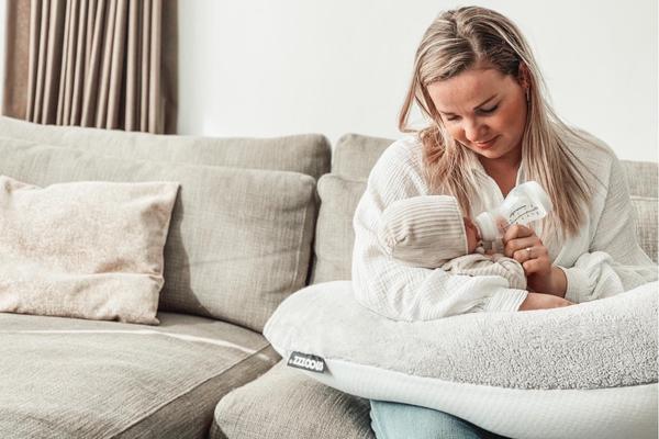 Emotionele en praktische voordelen van flesvoeding
